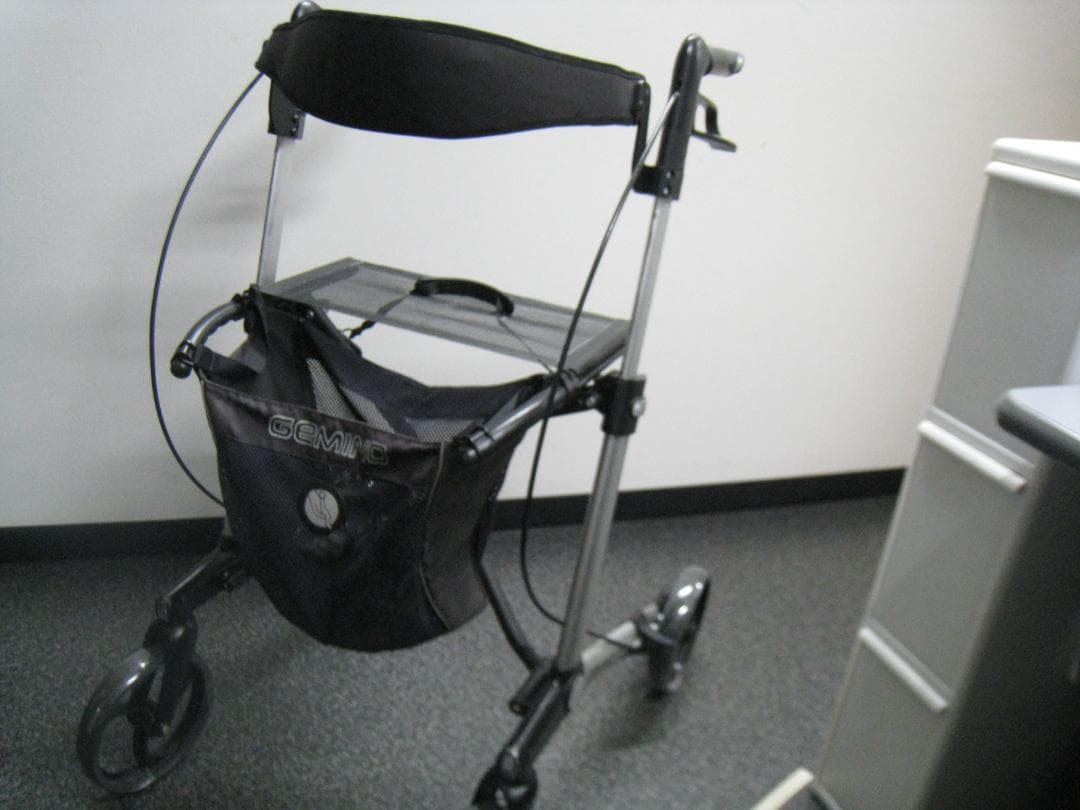 ハンディウォークＬ　GEMINO 30 歩行器 歩行車 パラマウントベッド ①