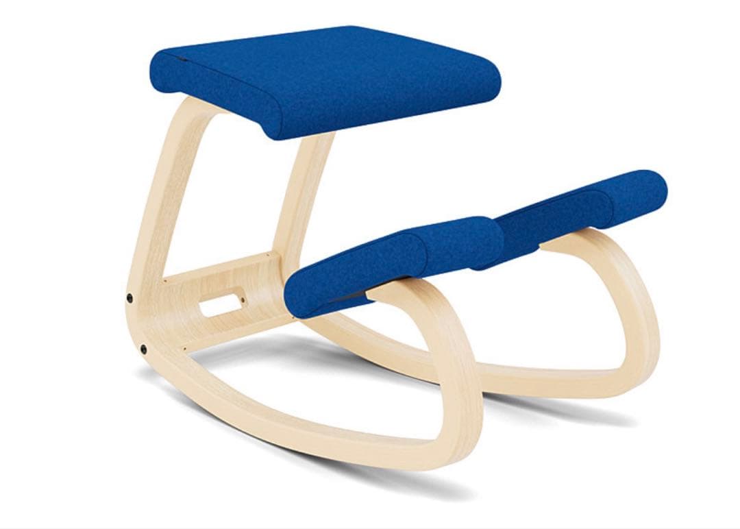 バランスチェア Varier Variable 青い膝付きロッキングチェア