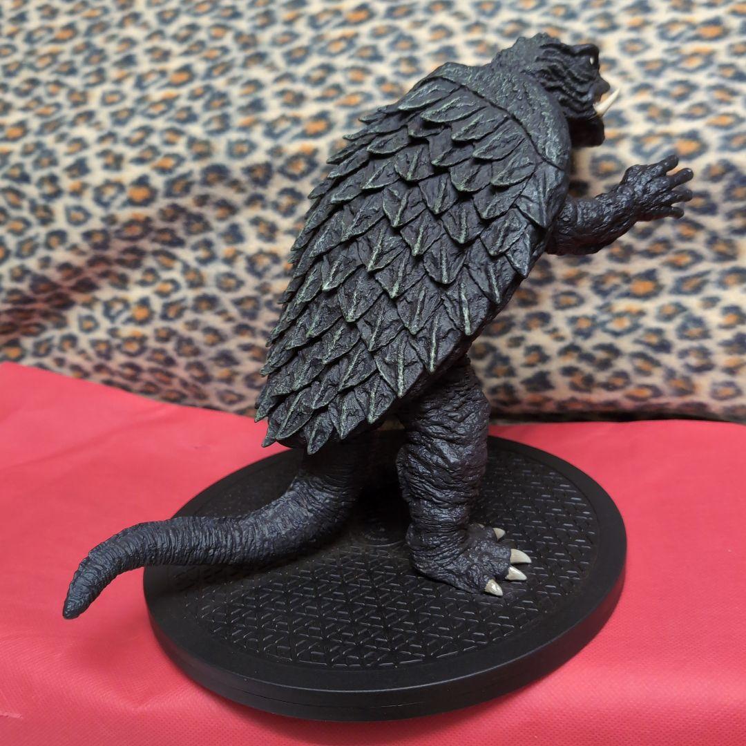 ガメラ怪獣フィギュア 黒 プラスチック製回転座３６０度