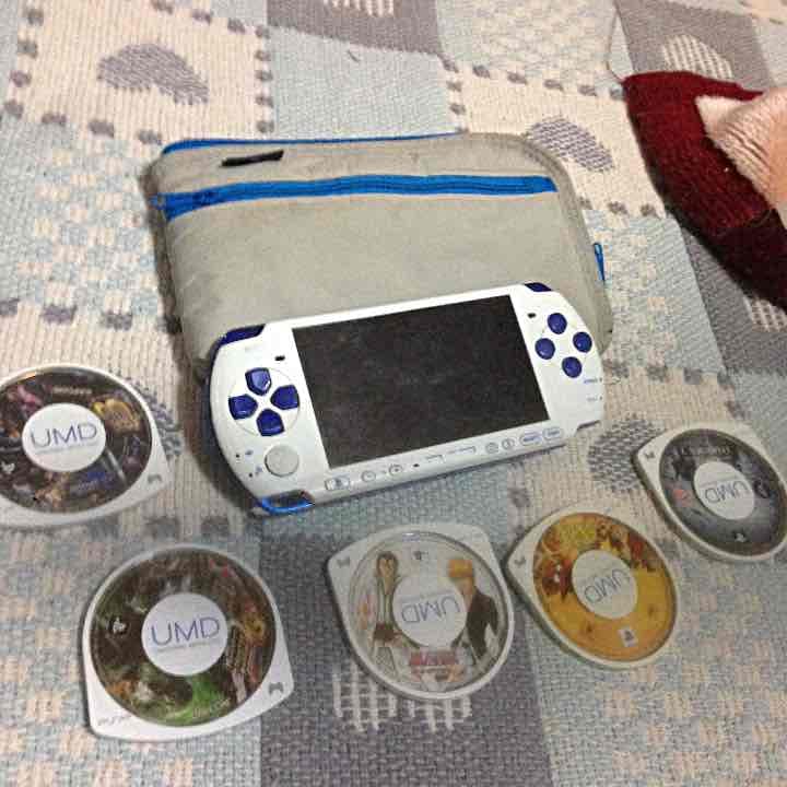 PSP 本体。 カセット。 入れ物。