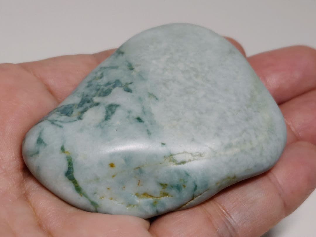 糸魚川155 翡翠 129g ヒスイ 原石 鑑賞石 自然石 誕生石 鉱物 鉱石