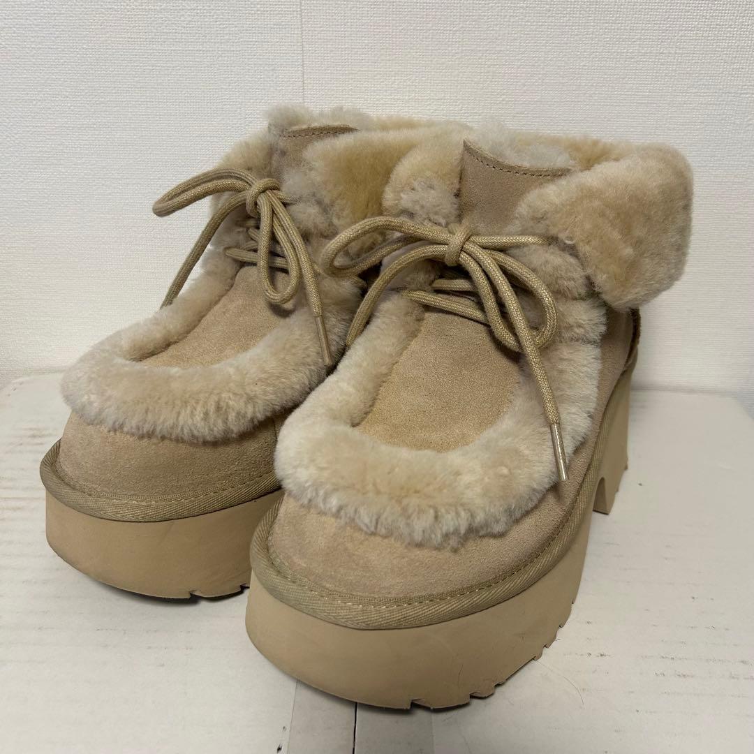 UGGアグ　ESMEE LACEUPムートンブーツ厚底ブーツ