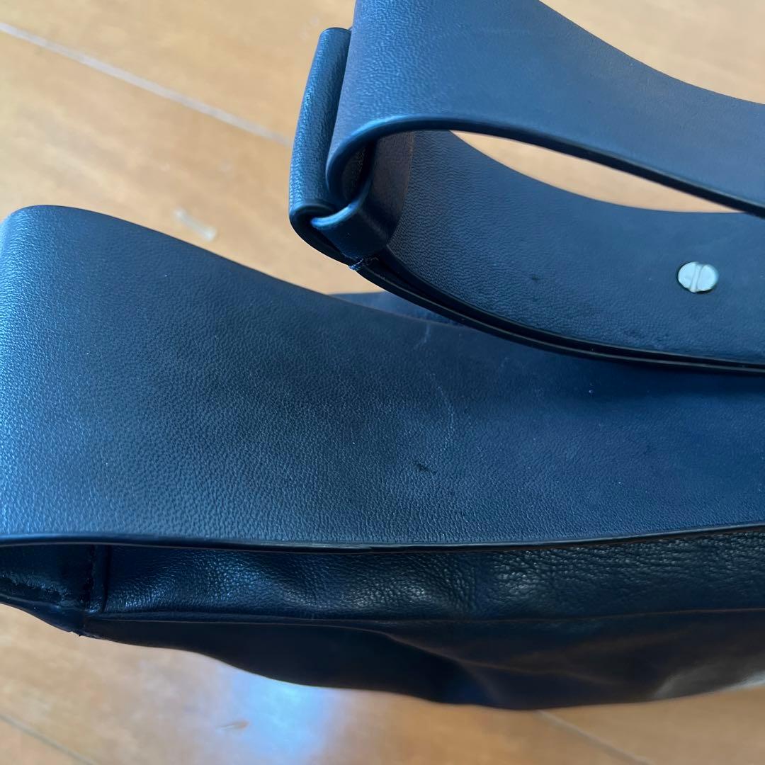 COS ブラックレザー ボディバッグ