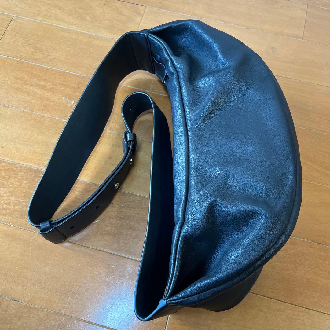 COS ブラックレザー ボディバッグ