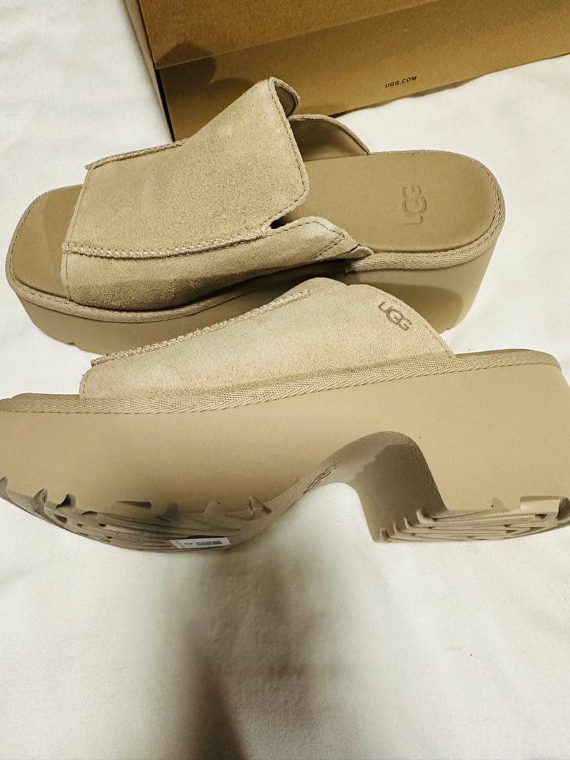 UGG ベージュ プラットフォームサンダル