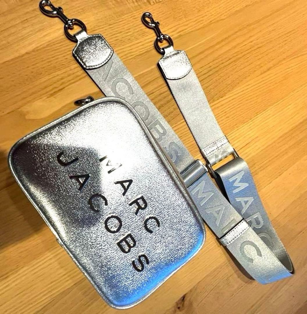 MARC JACOBS シルバー カメラバッグ
