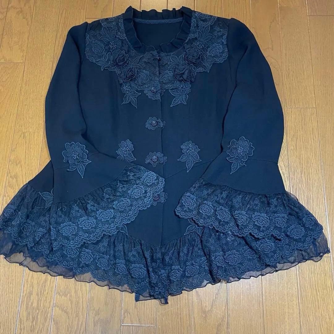 【未使用品】アトリエまりこ　レースお花付き黒ブラウス フリーサイズ