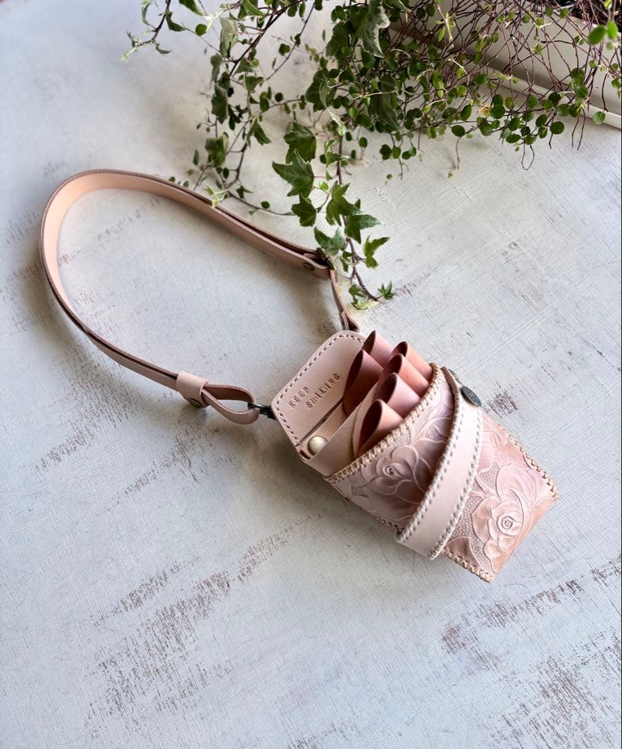 ヌメ革ナチュラル、ローズ型押しのシザーケース