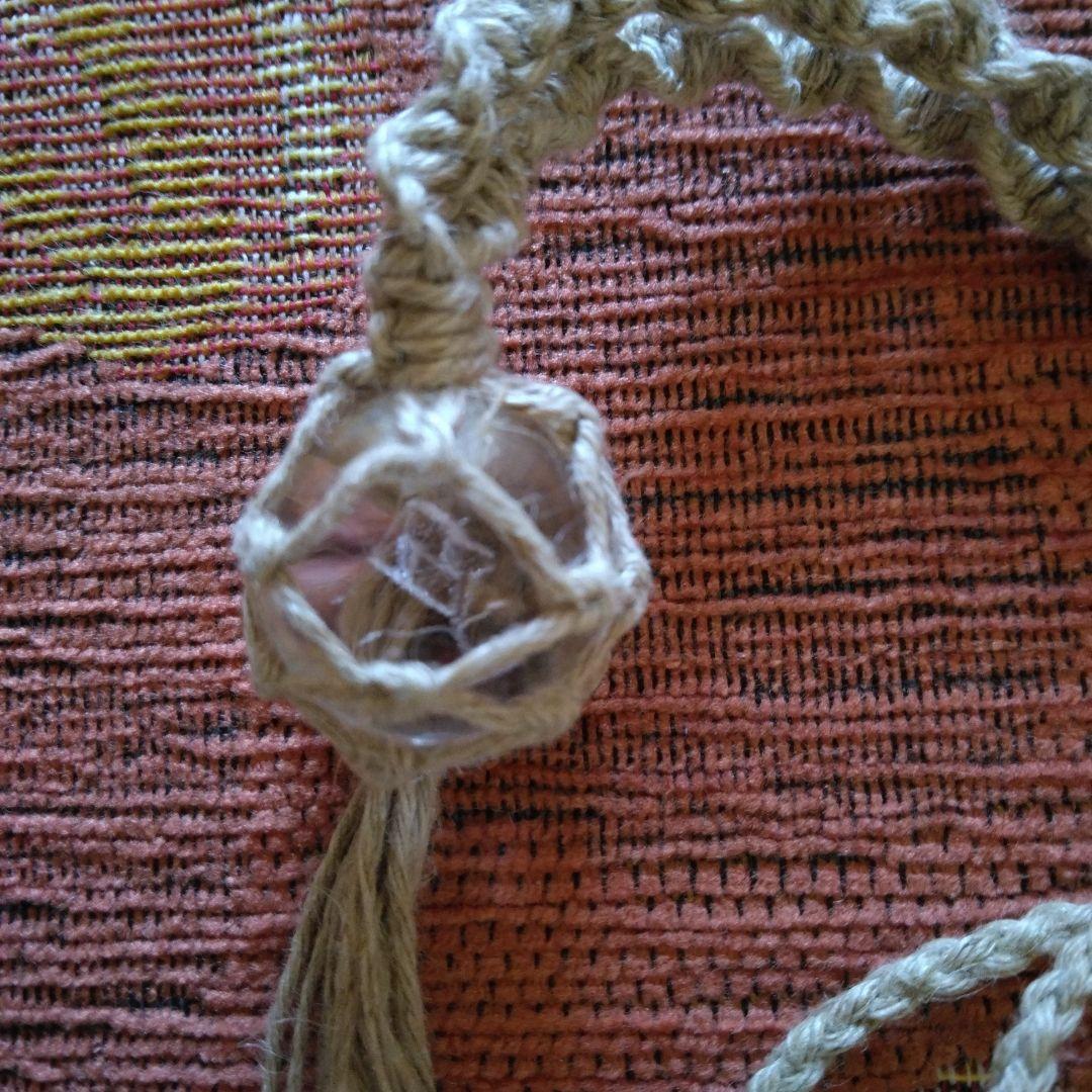 ホロンクリスタル　麻紐ペンダント