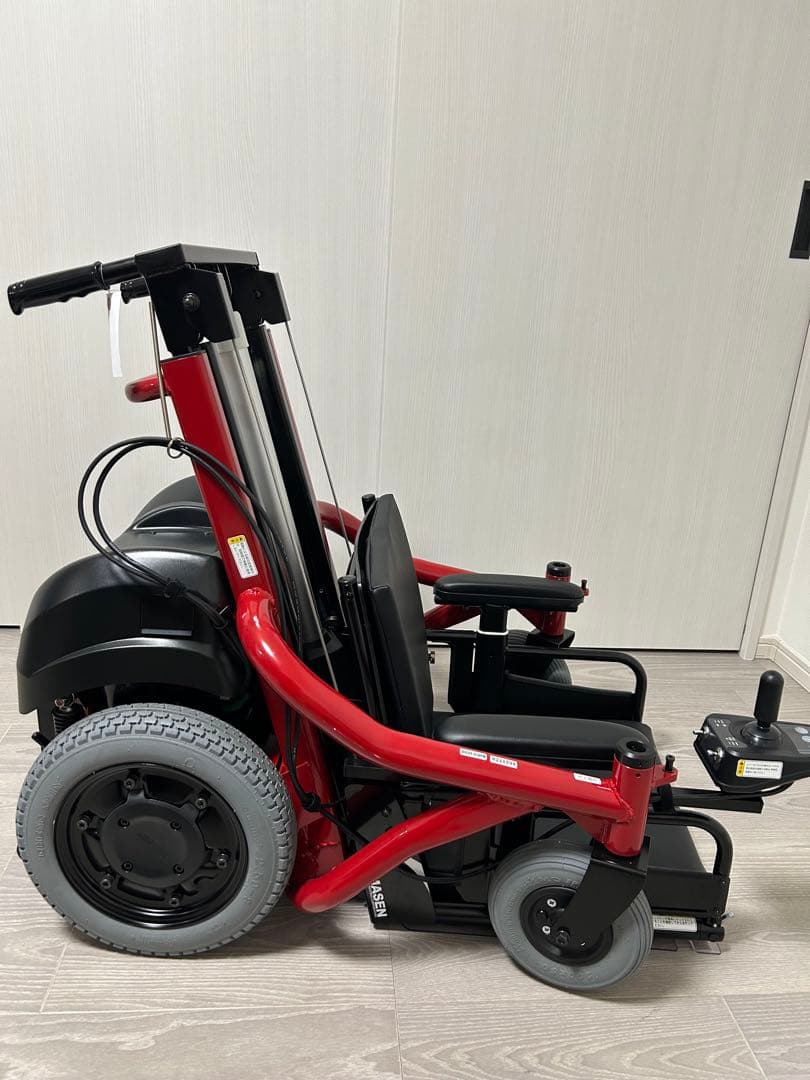 赤と黒の電動車椅子　（リフト）