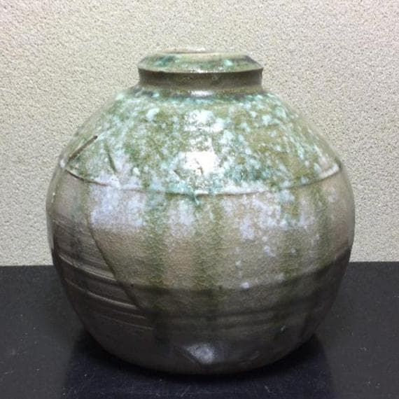 陶芸　手作り陶器　うずくまる花入れ