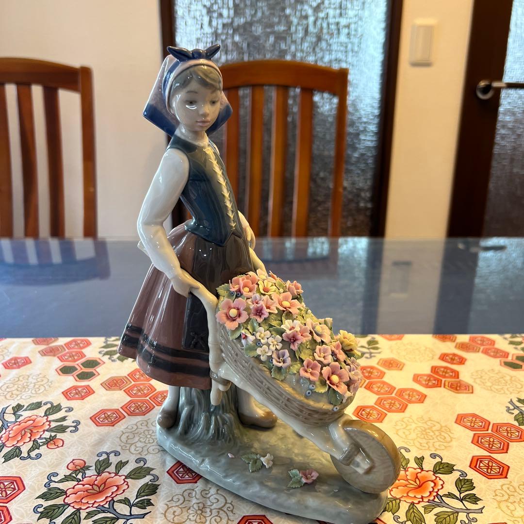 LLADRO ドール/外箱なし/花の入った車を押す少女