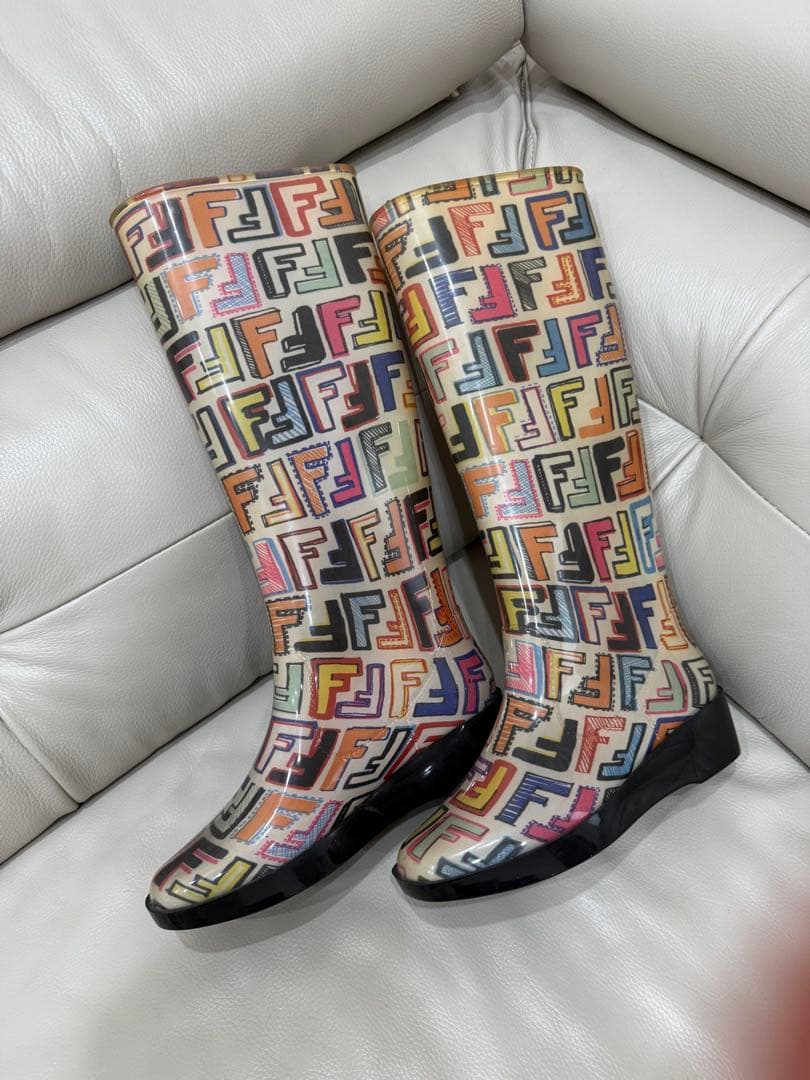 リサFendi フェンデイ　ロゴプリント 長靴 マルチカラー　レインブーツ