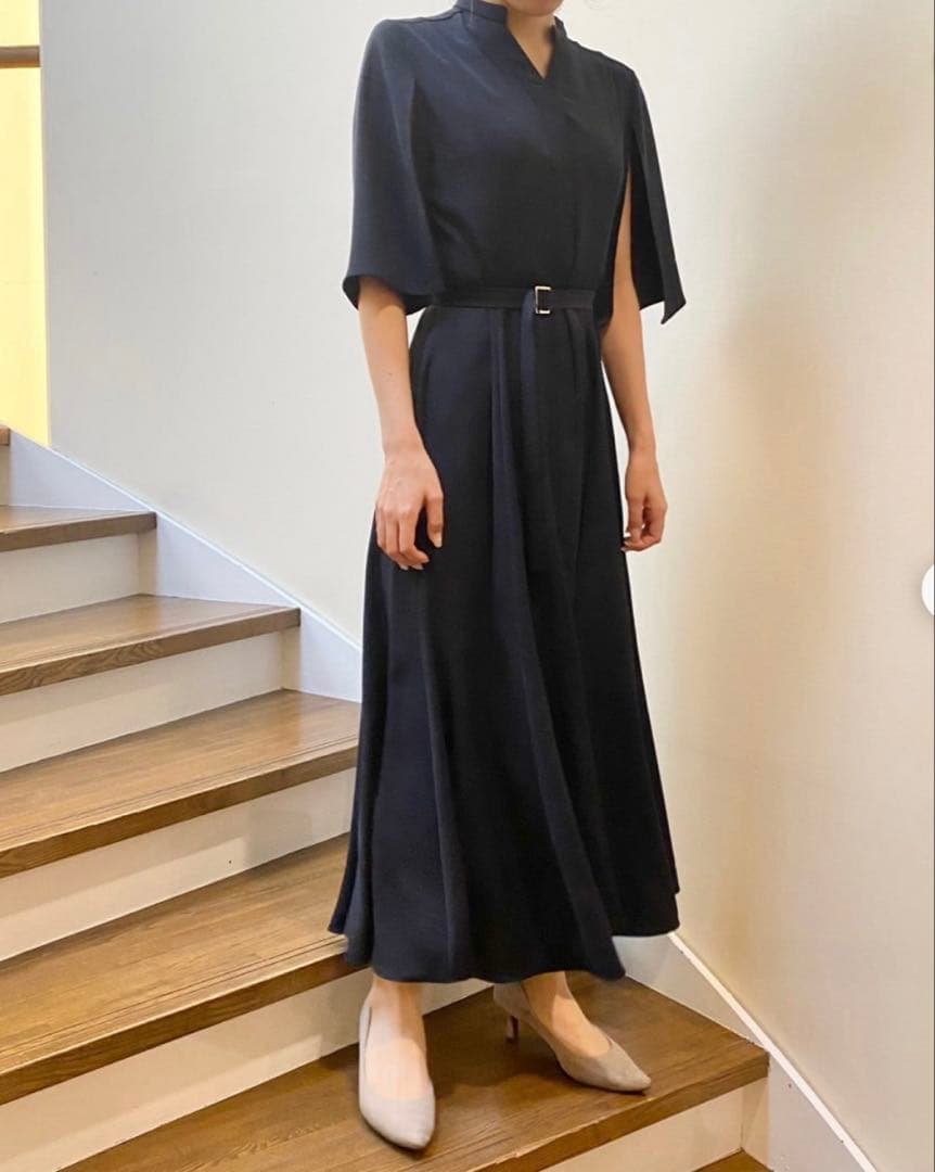 anuans スキッパーネックスリットスリーブフレアワンピース