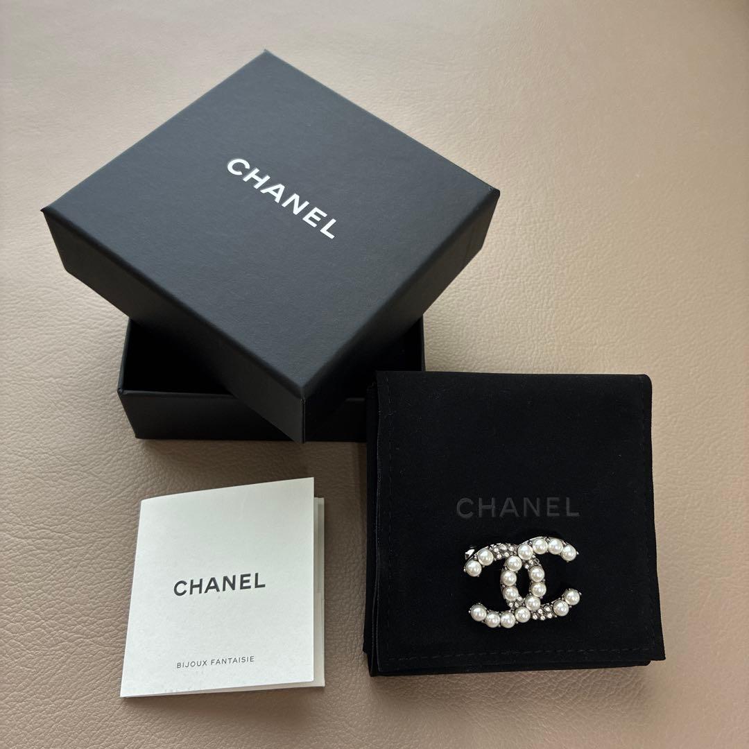 シャネル CHANEL ブローチ ココマーク シルバーｘホワイト B21A
