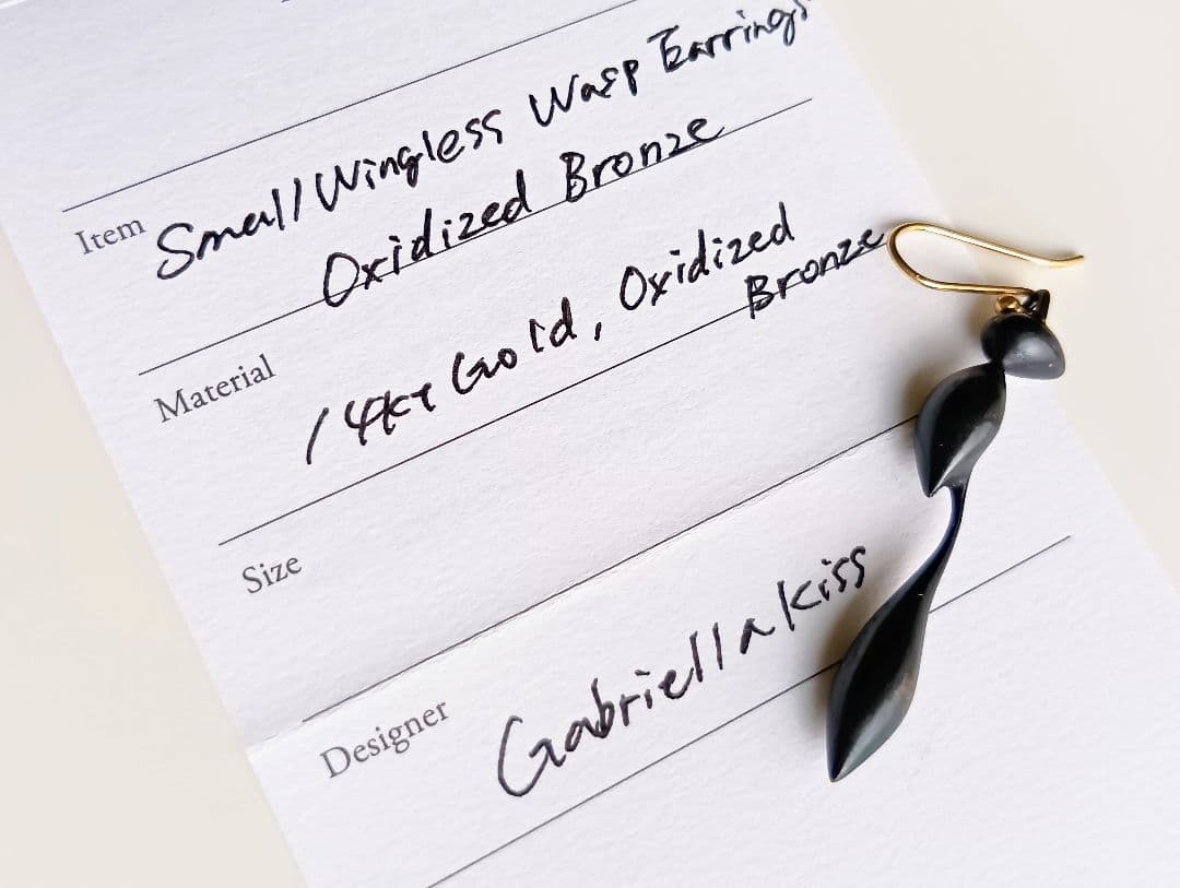 ガブリエラキス ピアス 羽根のない蜂 酸化青銅 14K 片方のみ