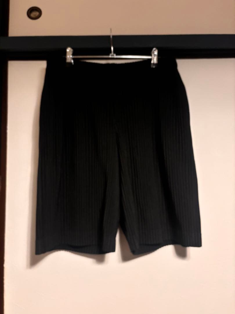 HOMME PLISSÉ ISSEY MIYAKE ブラックショートパンツ