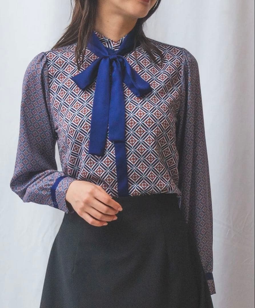 【NARACAMICIE】幾何柄サテンボウタイ付長袖ブラウス　I ネイビー