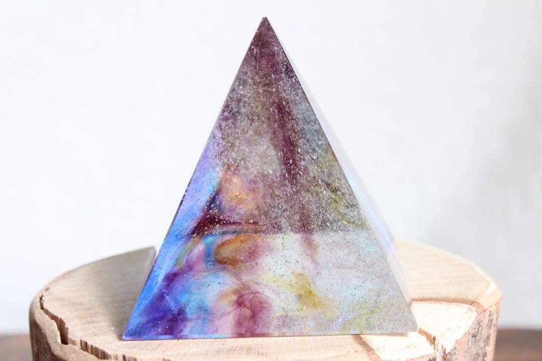 シエラネバダ産アンダラクリスタル　ピラミッド　大きめ　マルチカラー　パープル系