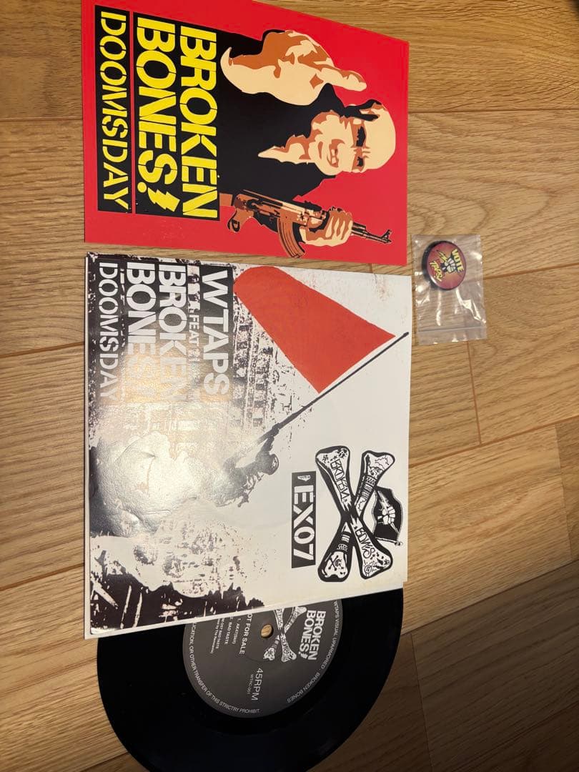 wtaps 7インチ(缶バッジ付)