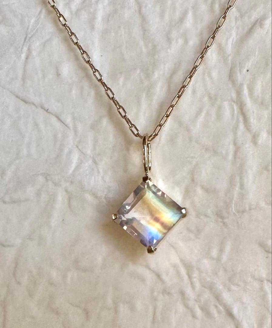 【K18】５角のペンダントトップに月の輝きのブルームーンストーンを使用！