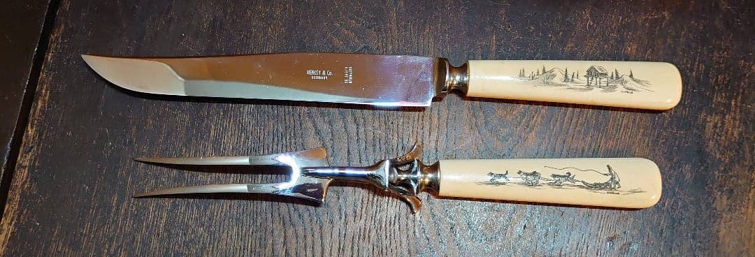 【アンティーク セイウチ製 】彫刻入ハンドル付ナイフとフォークの2点セット